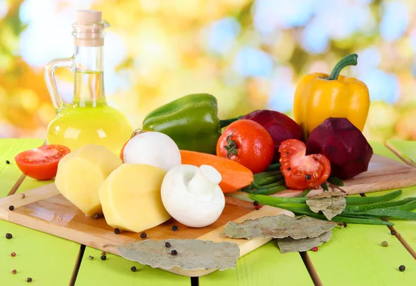 Zusammensetzung von Gemüse auf hellem Hintergrund — Stockfoto