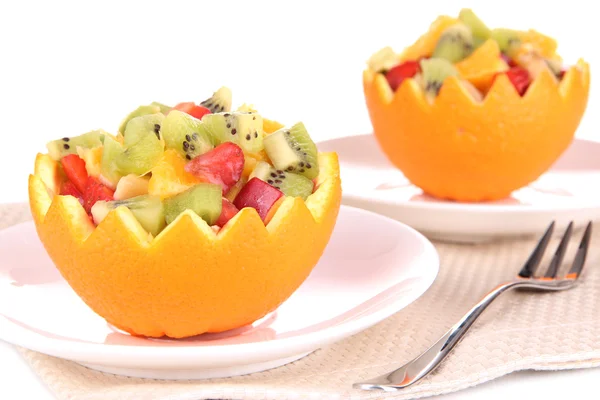 Ensalada de frutas en naranja ahuecada aislada sobre blanco —  Fotos de Stock