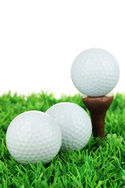 Μπάλες του γκολφ στη χλόη που απομονώνονται σε λευκό — Φωτογραφία Αρχείου