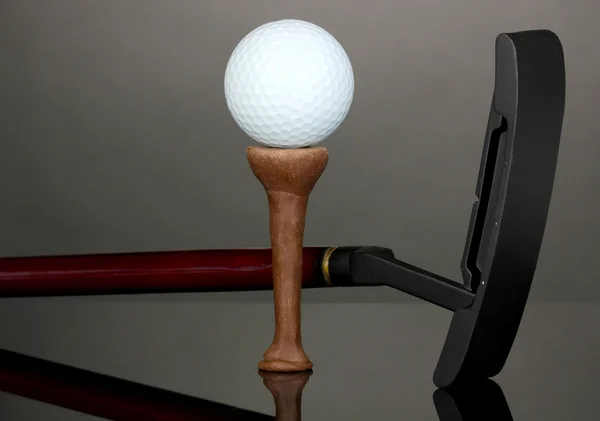 Golf ball and driver on grey background — Stock Photo, Image