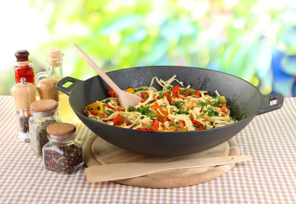 Tagliatelle con verdure sul wok sullo sfondo della natura — Foto Stock