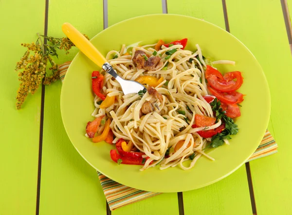Nudeln mit Gemüse auf Tellern auf Holzgrund — Stockfoto