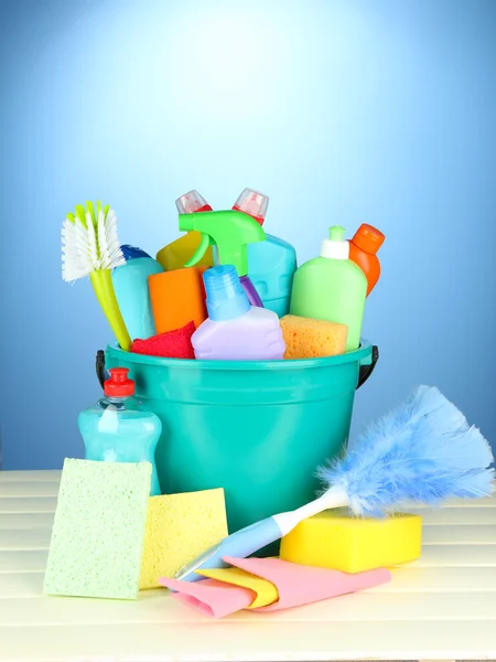 Schoonmaak items in emmer op kleur achtergrond — Stockfoto