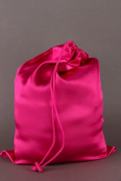 Jasny różowy torba na szarym tle — Zdjęcie stockowe