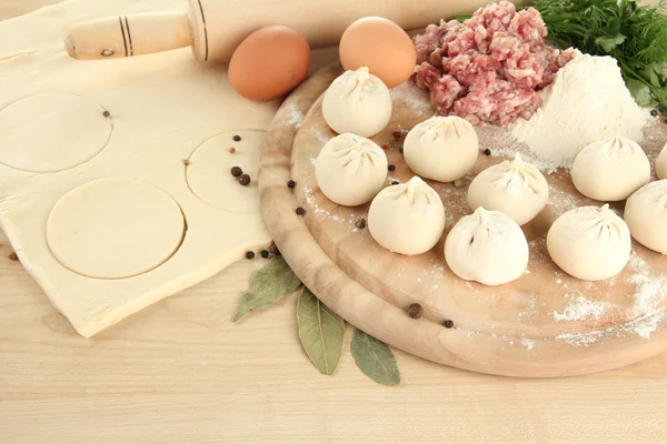 Rå dumplings, ingredienser och degen, på träbord — Stockfoto