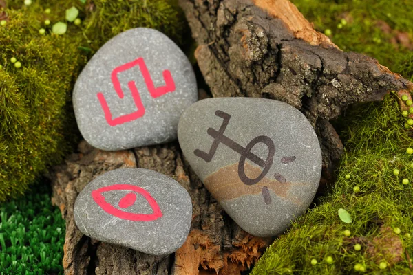 Wróżek z symboli na kamień z bliska — Zdjęcie stockowe