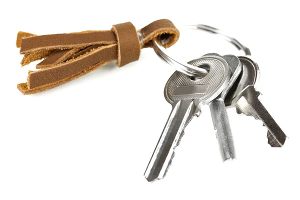 Nyckel med läder fasad isolerade på vit — Stockfoto