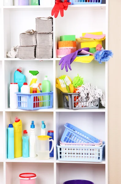 Schappen in pantry met reinigingsmiddelen voor thuis close-up — Stockfoto