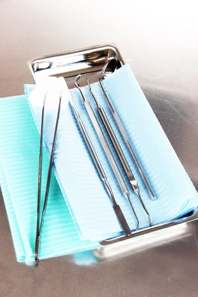 Attrezzi dentisti su tavola grigia primo piano — Foto Stock