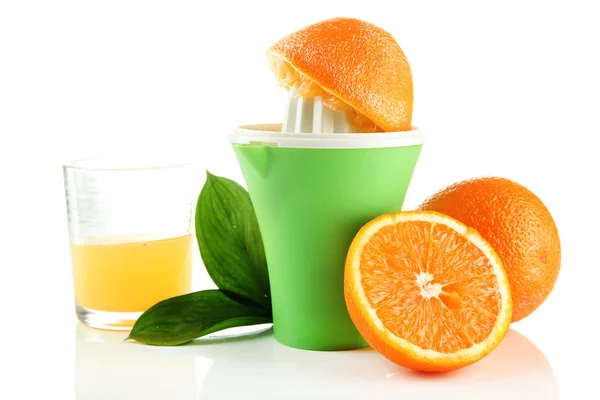 Presse à agrumes, verre de jus et d'oranges mûres, isolé sur blanc — Photo