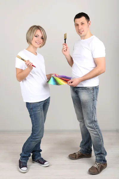 Jeune couple en rénovation ensemblele — Photo