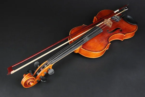 黒の背景上の古典的なバイオリン — ストック写真