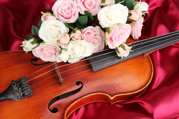 织物背景上的古典小提琴 — 图库照片