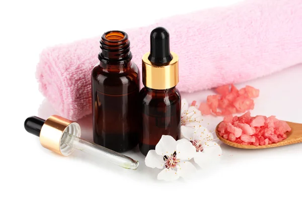 Spa kompozisyon üzerinde beyaz izole aroma yağları ile — Stok fotoğraf