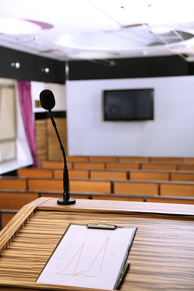 Interno della sala conferenze vuota con tribuna — Foto Stock