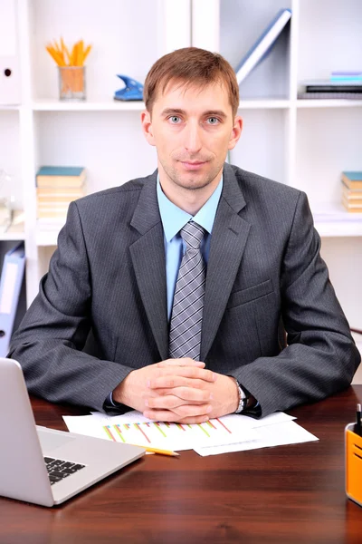 Młody biznesmen w biurze jego pracy — Zdjęcie stockowe
