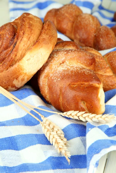 Renkli peçete üzerine buns ile kompozisyon yakın çekim — Stok fotoğraf