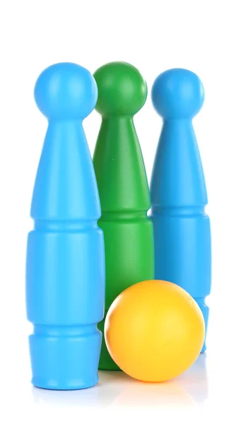 Красочные пластиковые кегли игрушечного боулинга изолированы на белом — стоковое фото