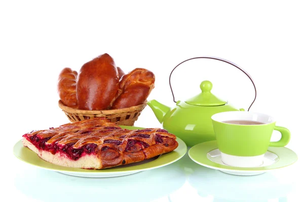 Tarta de cereza con bollos y té aislado en blanco — Foto de Stock