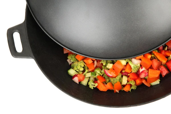 Vegetabiliska ragu i wok, isolerad på vit — Stockfoto