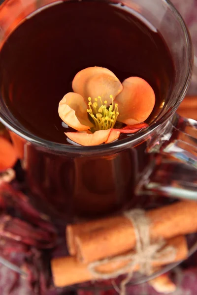 Kräutertee in Glasschale, auf farbigem Holzhintergrund — Stockfoto