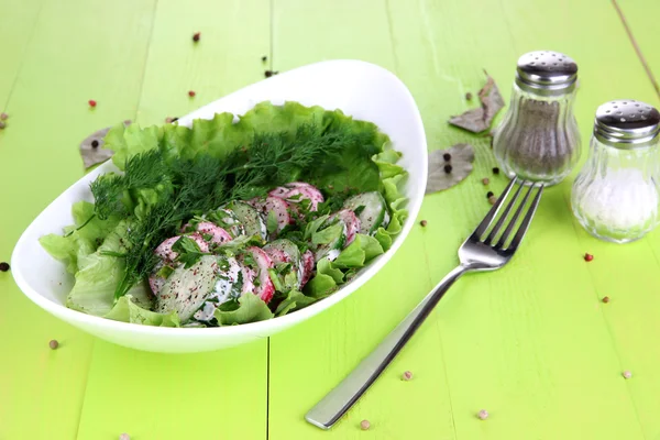 Ensalada de verduras con vitamina en un tazón sobre una mesa de madera —  Fotos de Stock