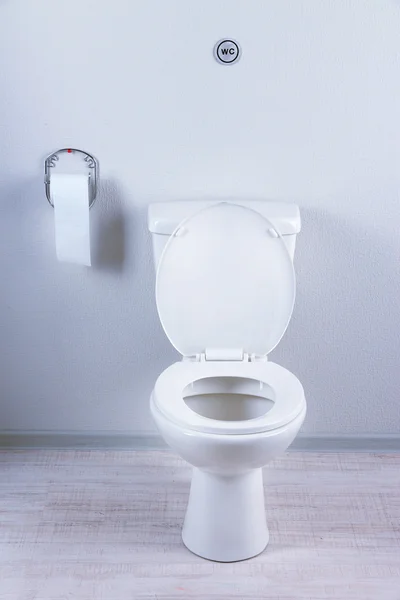 Bol de toilette blanc et papier toilette dans une salle de bain — Photo