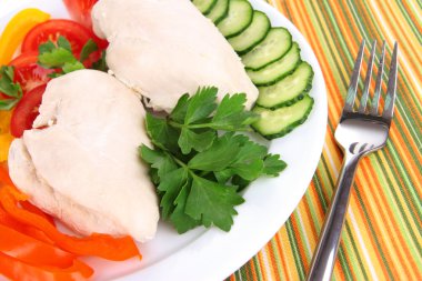 haşlanmış tavuk göğsü tabakta sebze ile yakın çekim