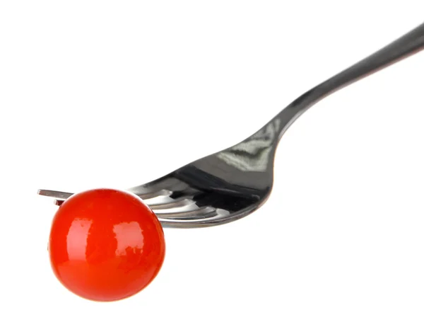 Черри помидор прилипает к вилке, изолирован на белом — стоковое фото