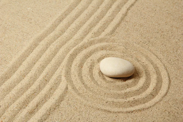 Giardino zen con sabbia rastrellata e pietra rotonda da vicino — Foto Stock