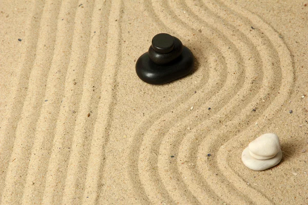 Ogród zen z prowizją piasek i okrągłe kamienie z bliska — Zdjęcie stockowe