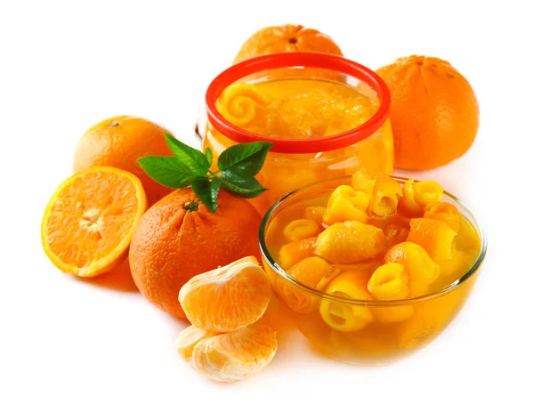 Mermelada de naranja con ralladura y mandarinas, aislada sobre blanco —  Fotos de Stock