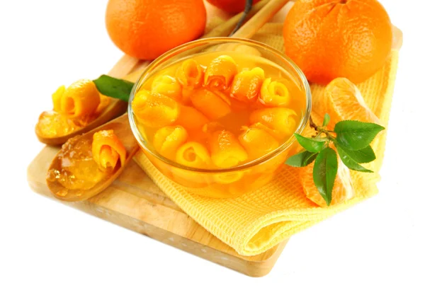 Mermelada naranja con ralladura y mandarinas en escritorio de madera, aislada en blanco — Foto de Stock
