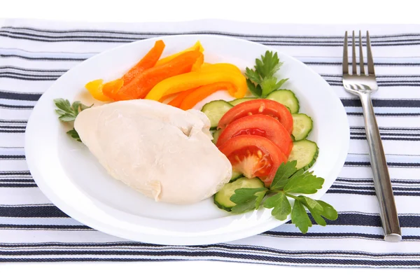 Варёная куриная грудка на тарелке с овощами — стоковое фото