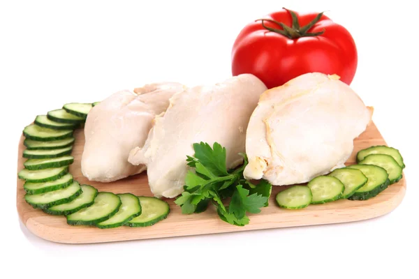 Petto di pollo bollito su tagliere di legno con verdure isolate su bianco — Foto Stock