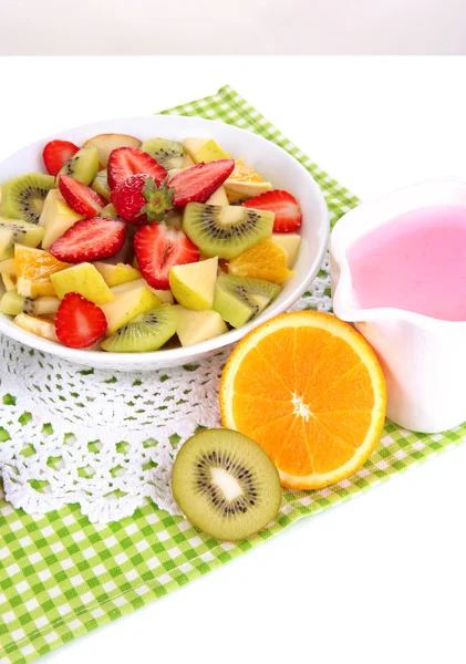 Корисний фруктовий салат зі свіжих фруктів і ягід в мисці ізольовані на білому — стокове фото