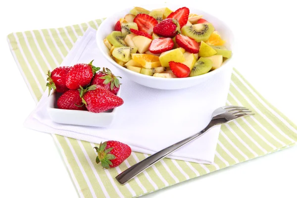 Salade de fruits utiles de fruits frais et de baies dans un bol isolé sur blanc — Photo