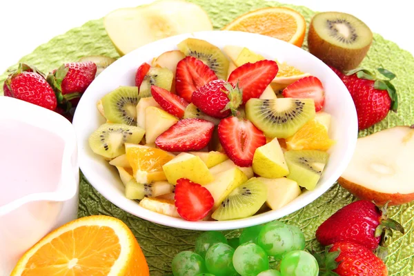 Корисний фруктовий салат зі свіжих фруктів і ягід в мисці на серветці ізольовані на білому — стокове фото