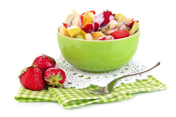 Insalata di frutta utile di frutta fresca e bacche in ciotola isolata su bianco — Foto Stock