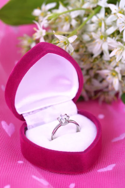 Hermosa caja con anillo de boda sobre fondo púrpura — Foto de Stock