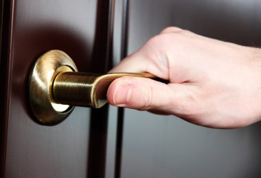 Birisi kapıya yakın çekim açar