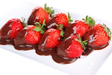 çikolata fondü üzerinde beyaz izole daldırma çilek