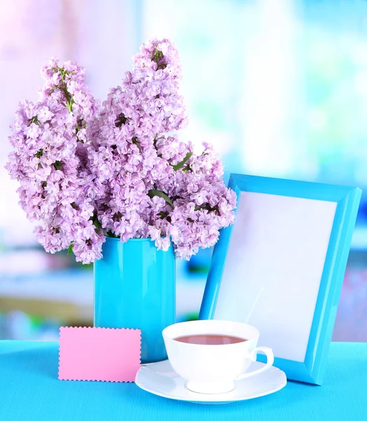 Schöne fliederfarbene Blumen auf dem Tisch im Zimmer — Stockfoto