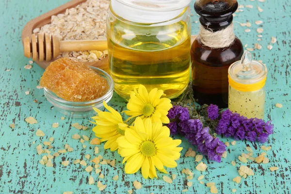 Fragrant honey spa with oils and honey on wooden table close-up — Stock Photo, Image