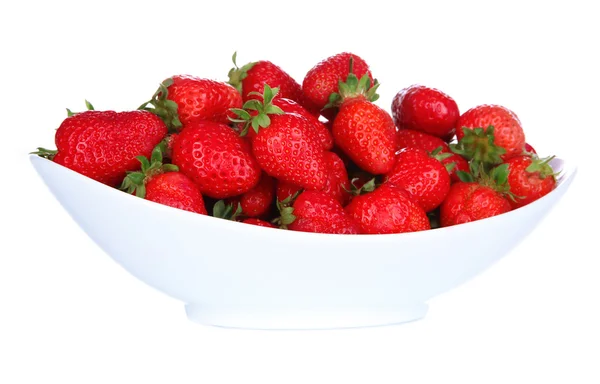 Fresa fresca en un tazón aislado en blanco — Foto de Stock