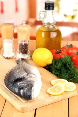 doğrama kurulu limon ve sebzeler üzerinde ahşap masa üzerinde taze dorado