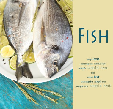 iki plaka üzerinde mavi ahşap masa yakın çekim limonlu dorado balık