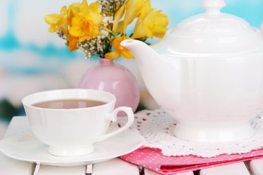 doğal zemin üzerine ahşap piknik masa üzerinde çay ile güzel set