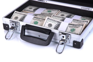 100 dolar faturaları üzerinde beyaz izole bavulla