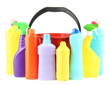 renkli plastik deterjan şişeleri üzerinde beyaz izole kovası ile